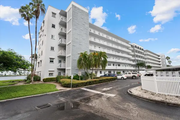 5925 SHORE BLVD S #105, Gulfport, FL 33707