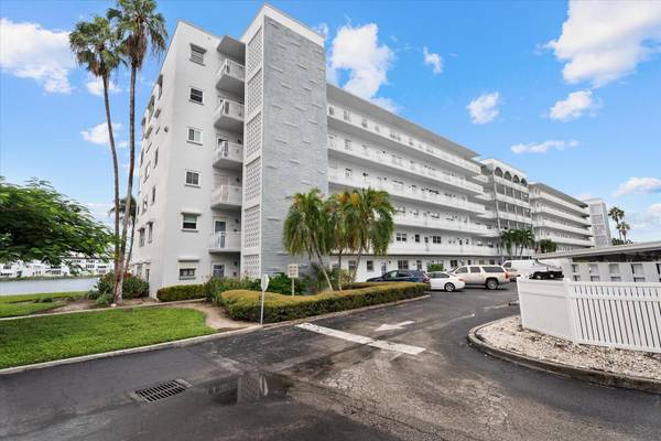 5925 SHORE BLVD S #105, Gulfport, FL 33707