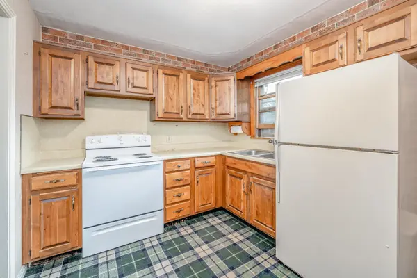 1944 S Parkwood Ln, Wichita, KS 67218