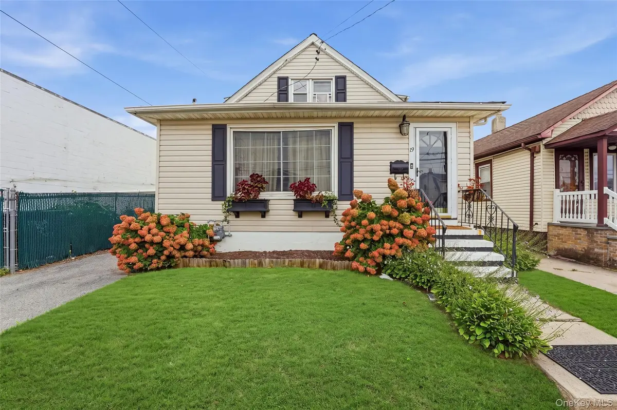 19 Catherine AVE, Franklin Square, NY 11010