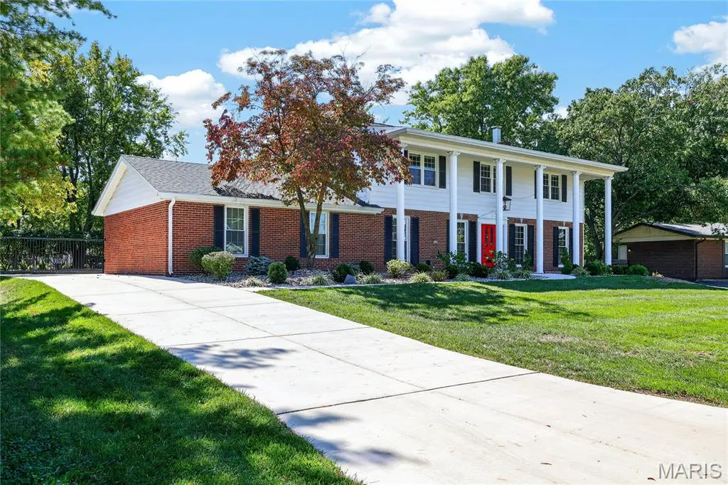 12120 Hibler DR, Creve Coeur, MO 63141