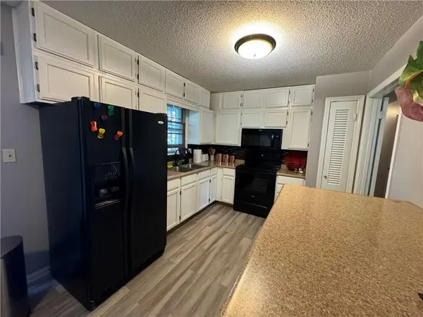 8916 E 57th ST, Raytown, MO 64133