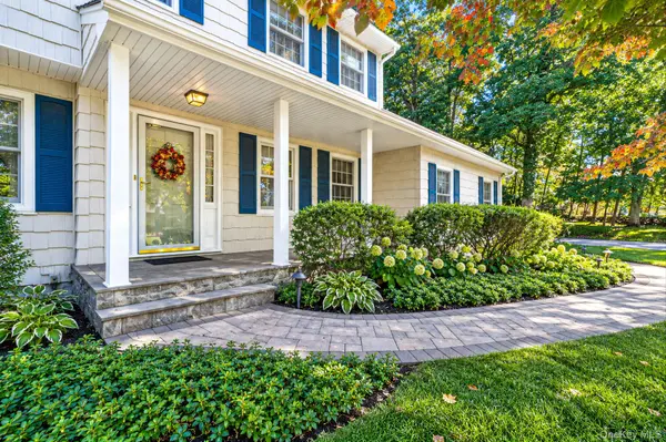 4 Middlesex PL, Northport, NY 11768