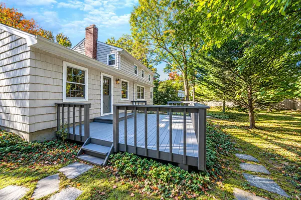 4 Middlesex PL, Northport, NY 11768