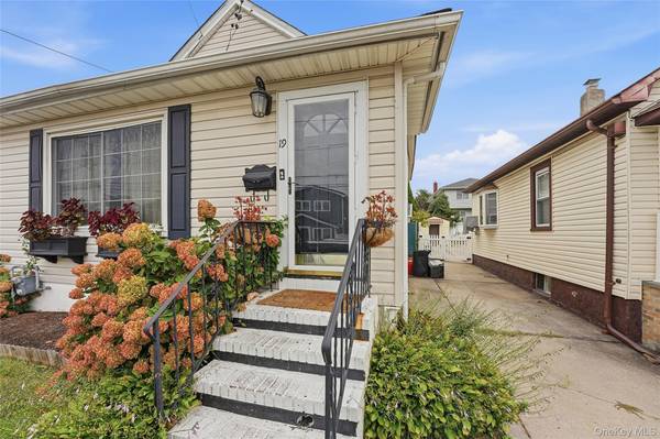 19 Catherine AVE, Franklin Square, NY 11010