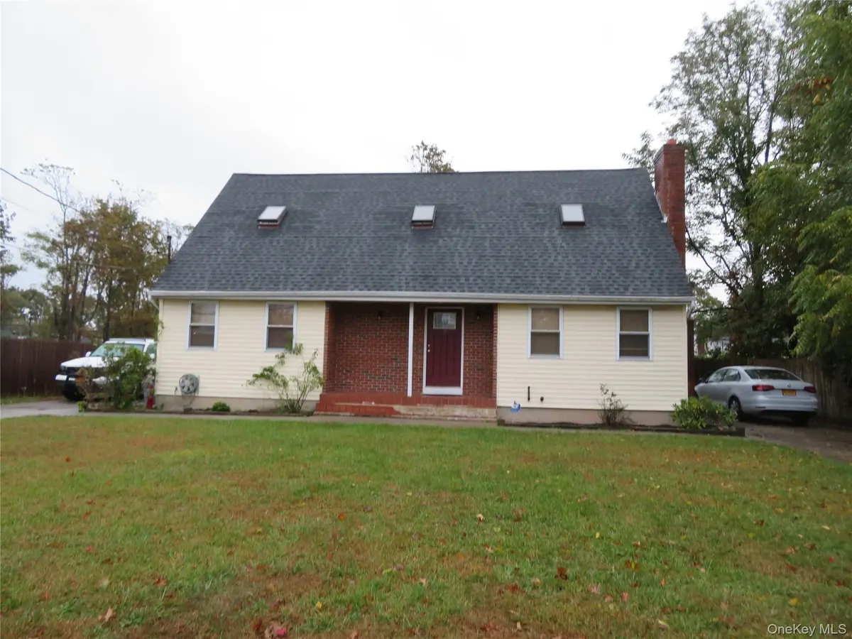 9 palfrey St, Bay Shore, NY 11706