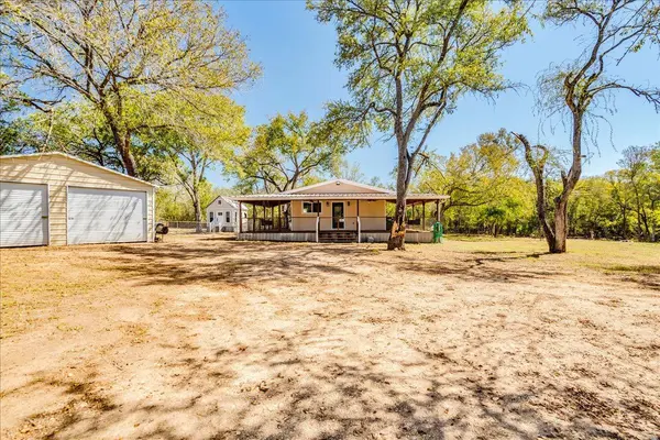 659 Fox LN, Lockhart, TX 78644