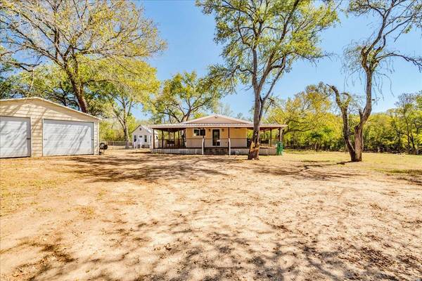 659 Fox LN, Lockhart, TX 78644