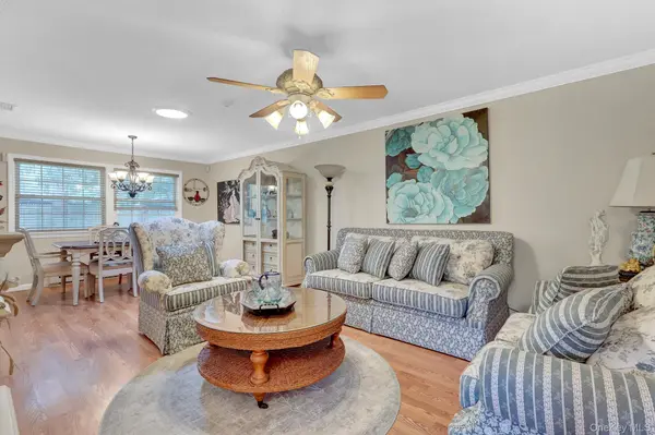 46 Forge LN, Coram, NY 11727