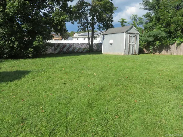 9 palfrey St, Bay Shore, NY 11706