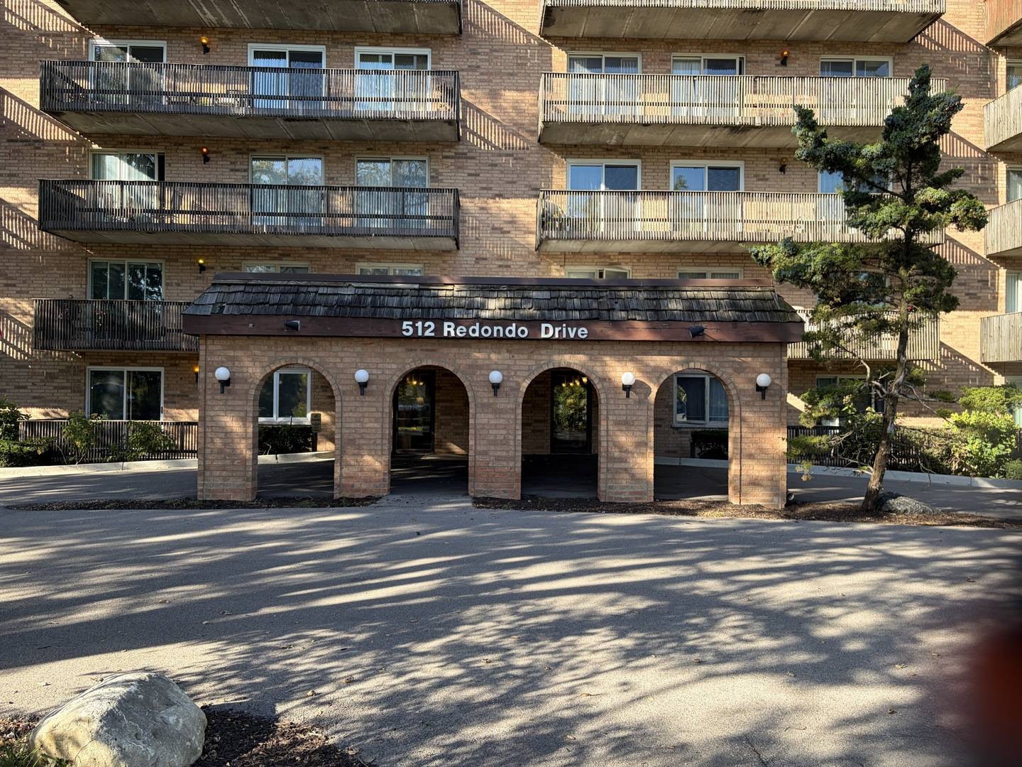 512 Redondo DR #411, Downers Grove, IL 60516