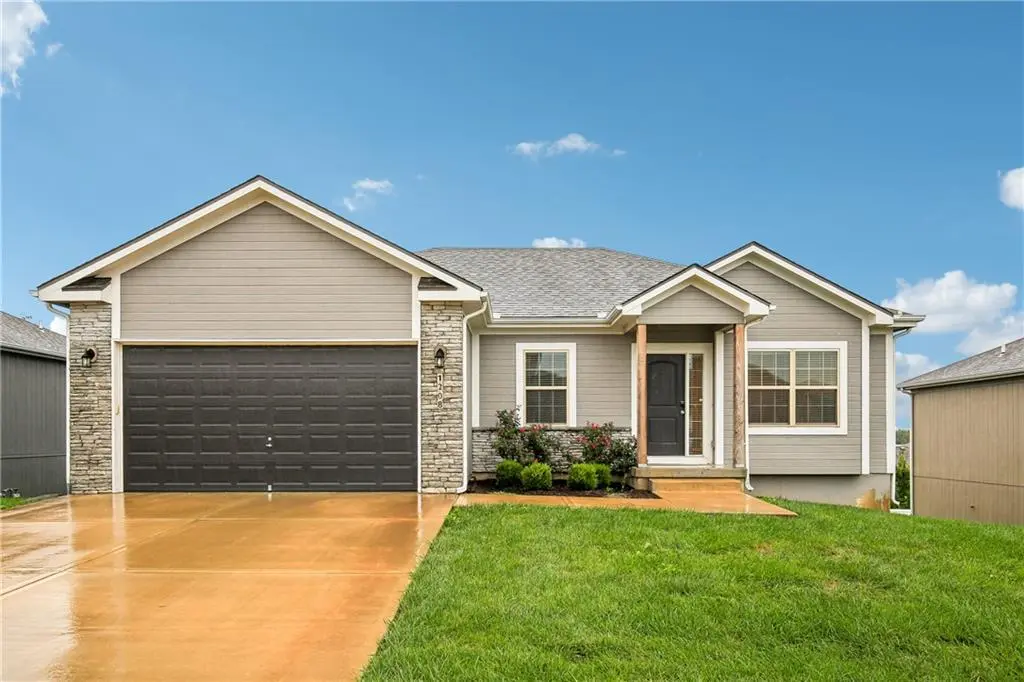 1208 NW Hilltop LN, Grain Valley, MO 64029