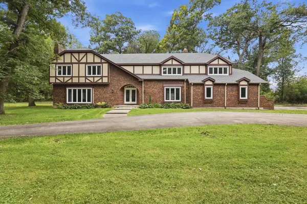 4 Auburn LN, Barrington Hills, IL 60010
