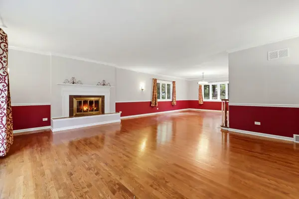 4 Auburn LN, Barrington Hills, IL 60010