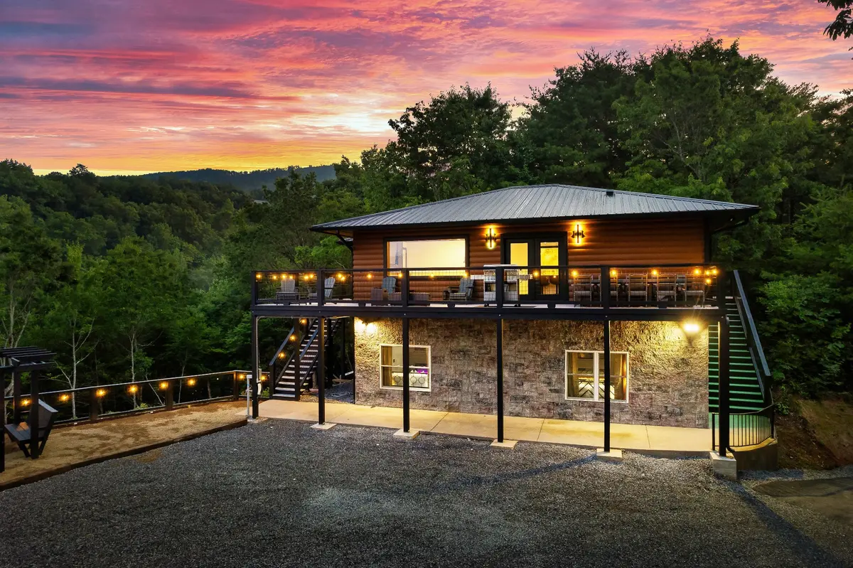 3853 Warden Branch Ln, Gatlinburg, TN 37738