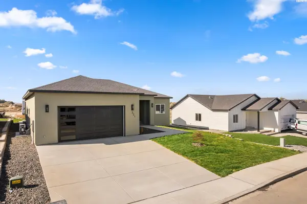 321 Hogan St, Sunnyside, WA 98944