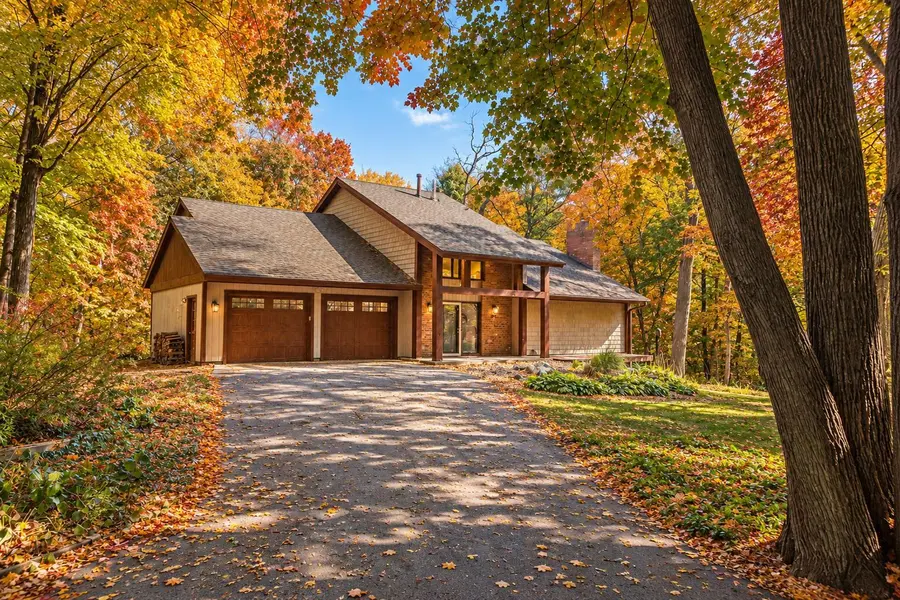 606 Carver Beach RD, Chanhassen, MN 55317