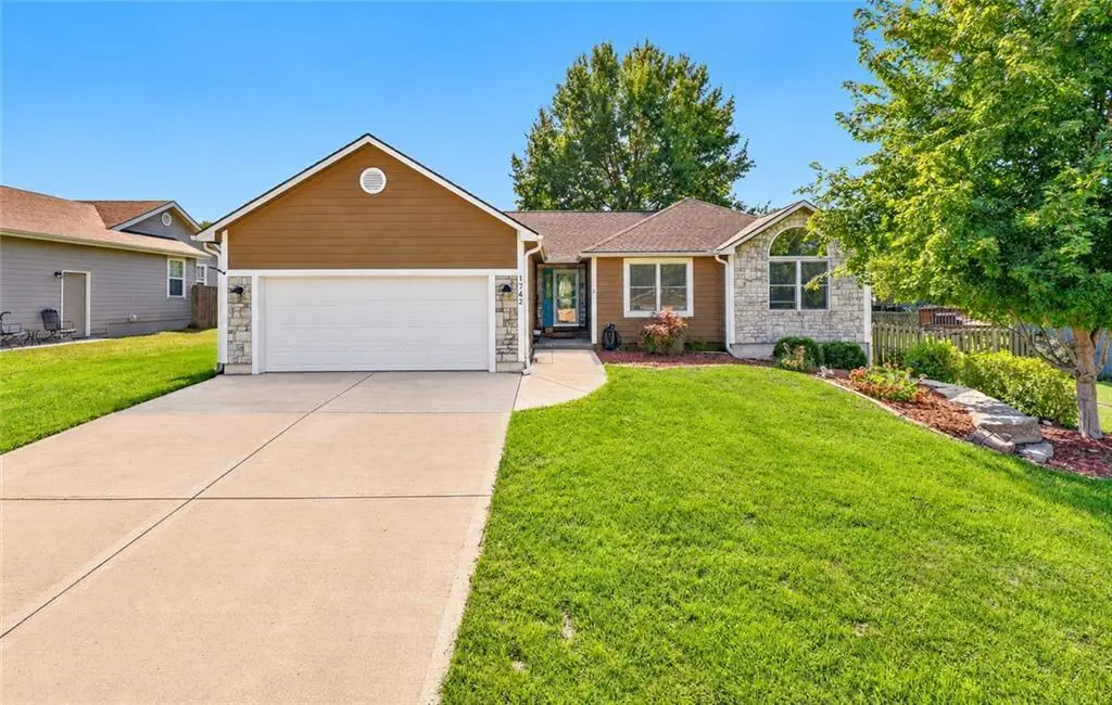 1742 Finch DR, Tonganoxie, KS 66086