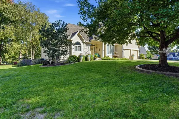 607 NW Brookhaven DR, Lee's Summit, MO 64081