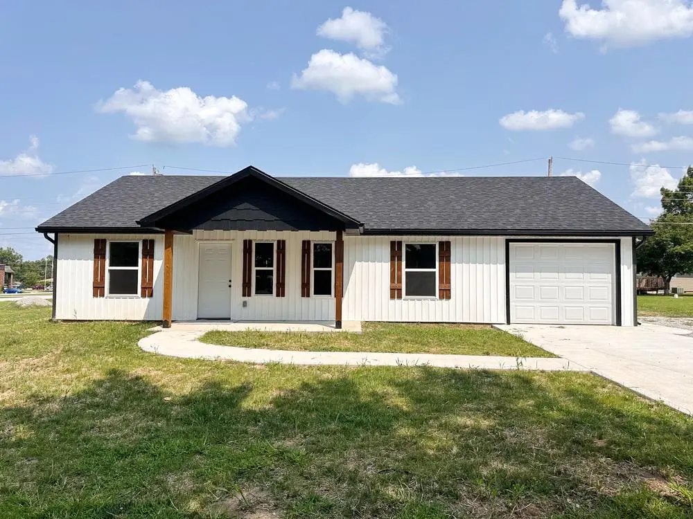 108 W Barrett AVE, Walker, MO 64790