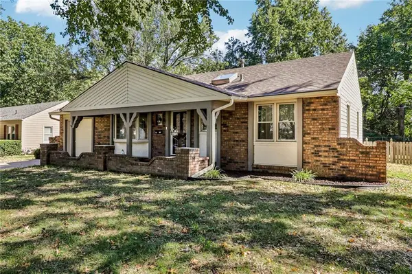 6615 Switzer LN, Shawnee, KS 66203