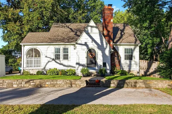 6832 Metcalf AVE, Overland Park, KS 66204