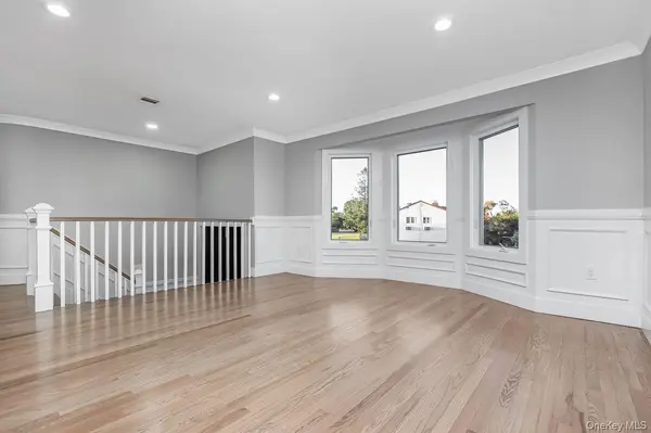 27 Clinton LN, Hicksville, NY 11801