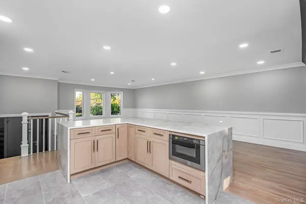 27 Clinton LN, Hicksville, NY 11801