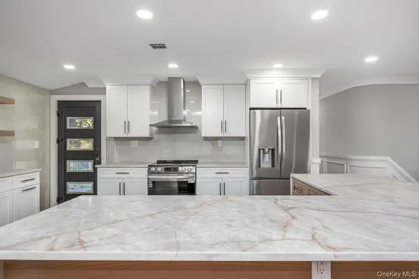 27 Clinton LN, Hicksville, NY 11801
