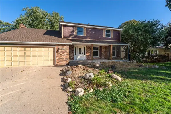 1331 Willow CIR, Roseville, MN 55113