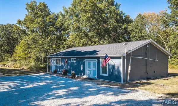 321 Lake LN, Hillsboro, IL 62049
