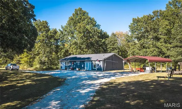 321 Lake LN, Hillsboro, IL 62049