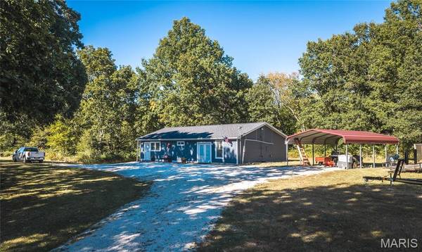321 Lake LN, Hillsboro, IL 62049
