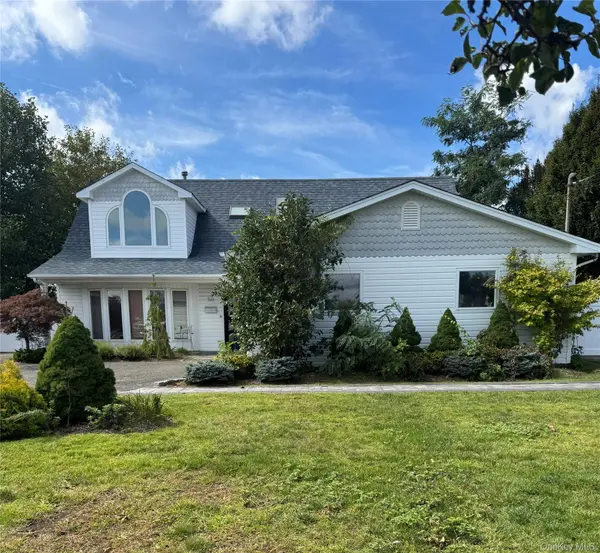 50 Cedar Point DR, West Islip, NY 11795