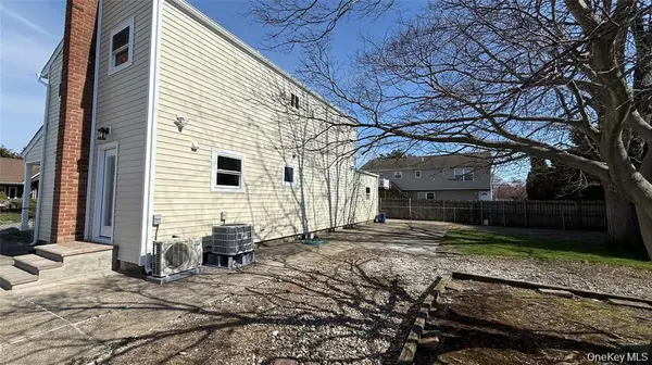 211 4th AVE, West Babylon, NY 11704