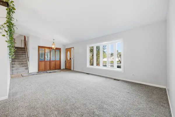 1727 Roosa LN, Elk Grove Village, IL 60007