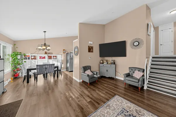 563 Forum DR, Roselle, IL 60172