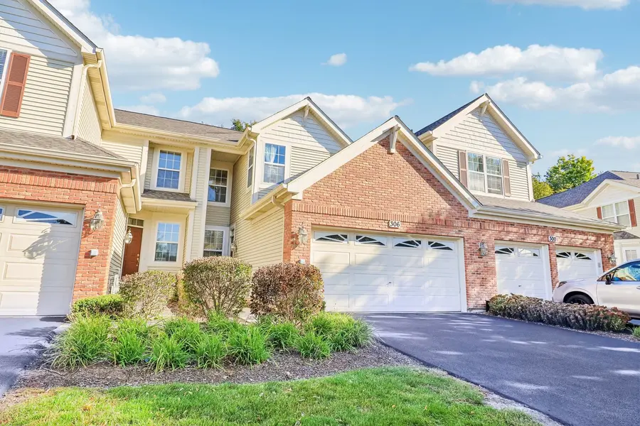 306 Remington DR, St. Charles, IL 60175