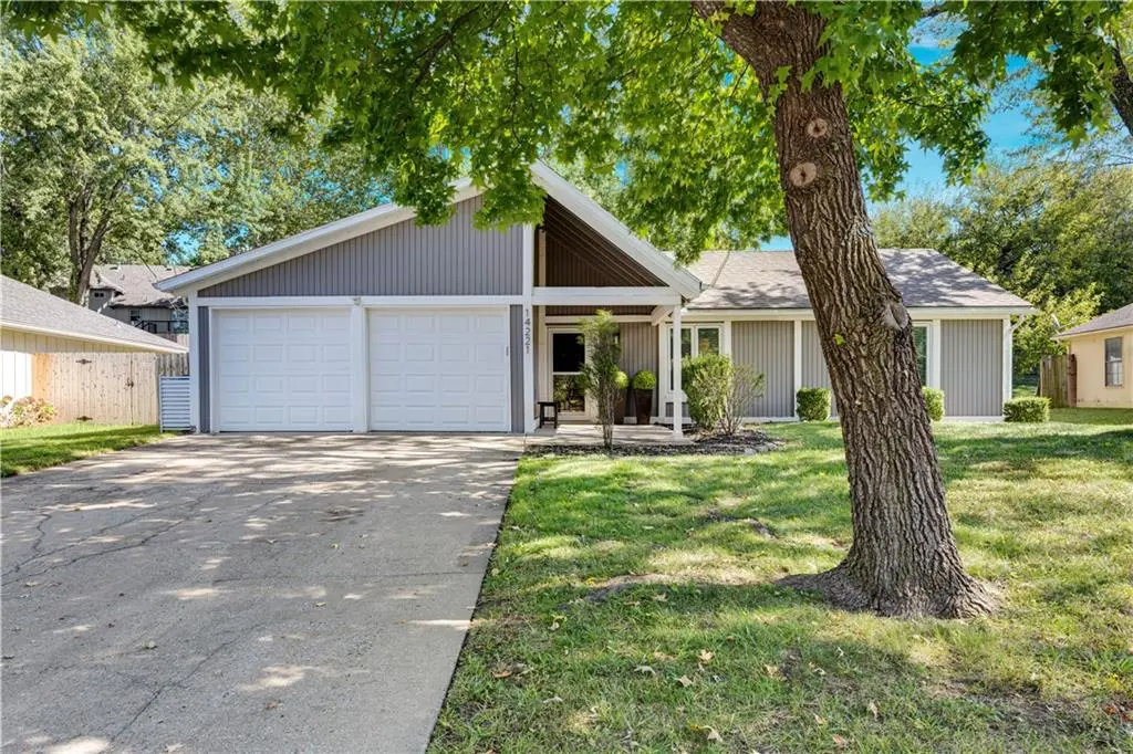 14221 S Summertree LN, Olathe, KS 66062