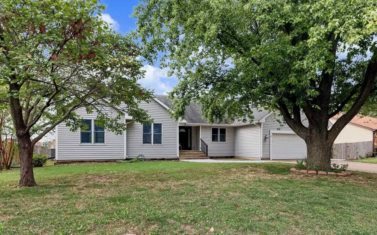 227 W Pineview Dr, Andover, KS 67002