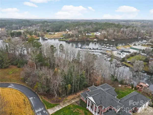 100 Old Ferry LN, Hickory, NC 28601