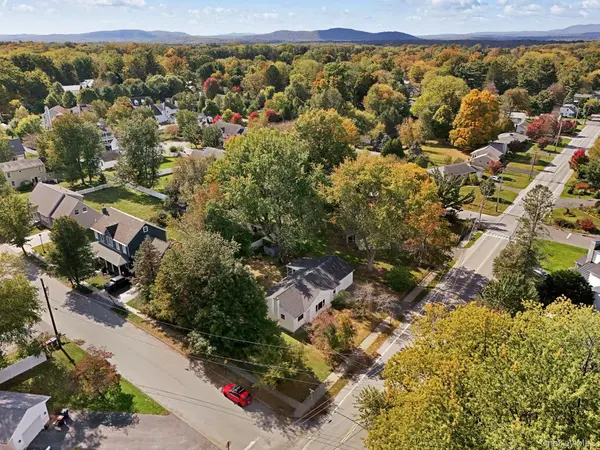 16 Knollwood RD, Rhinebeck, NY 12572