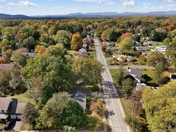 16 Knollwood RD, Rhinebeck, NY 12572