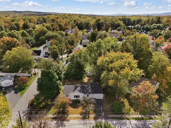 16 Knollwood RD, Rhinebeck, NY 12572