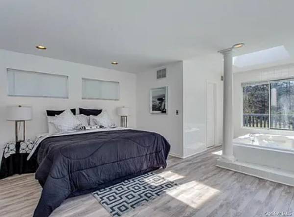 32 Lewis RD, East Quogue, NY 11942