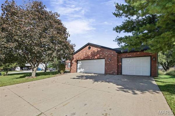 45 Legacy DR, Granite City, IL 62040