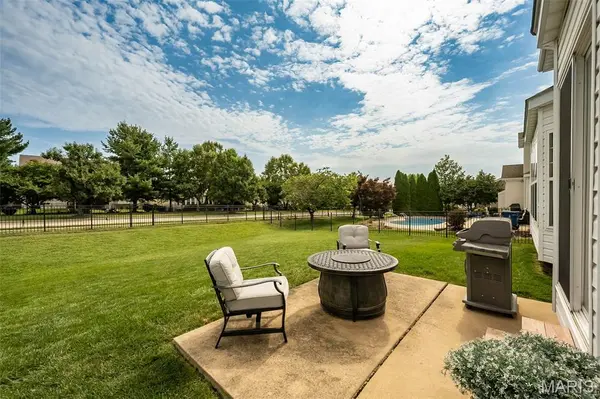 1048 Pierpoint LN, St Charles, MO 63303