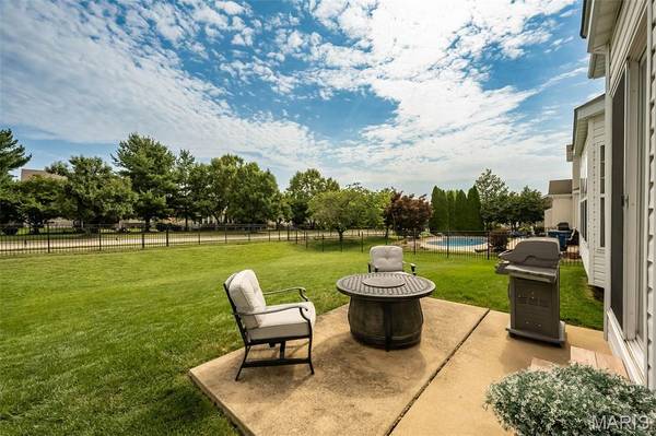 1048 Pierpoint LN, St Charles, MO 63303