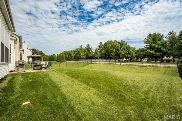 1048 Pierpoint LN, St Charles, MO 63303