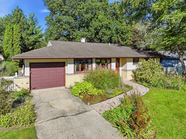 540 Edgewood LN, Elk Grove Village, IL 60007